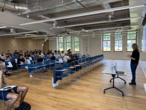 Robin Bergmans presenting to a class in Maastricht University